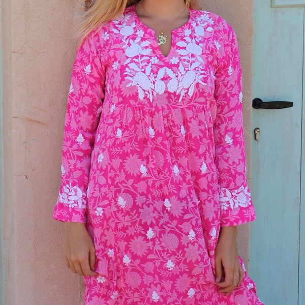 Resort wear Seiden-Chiffon-Kleid im rosa Paisley-Design mit erstaunlicher Chikan-Handstickerei, Traumkleid aus rosa Seide, Kreuzfahrt, Partykleid