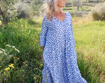 Maxi robe caftan bohème grande taille, faite main en bleu et blanc