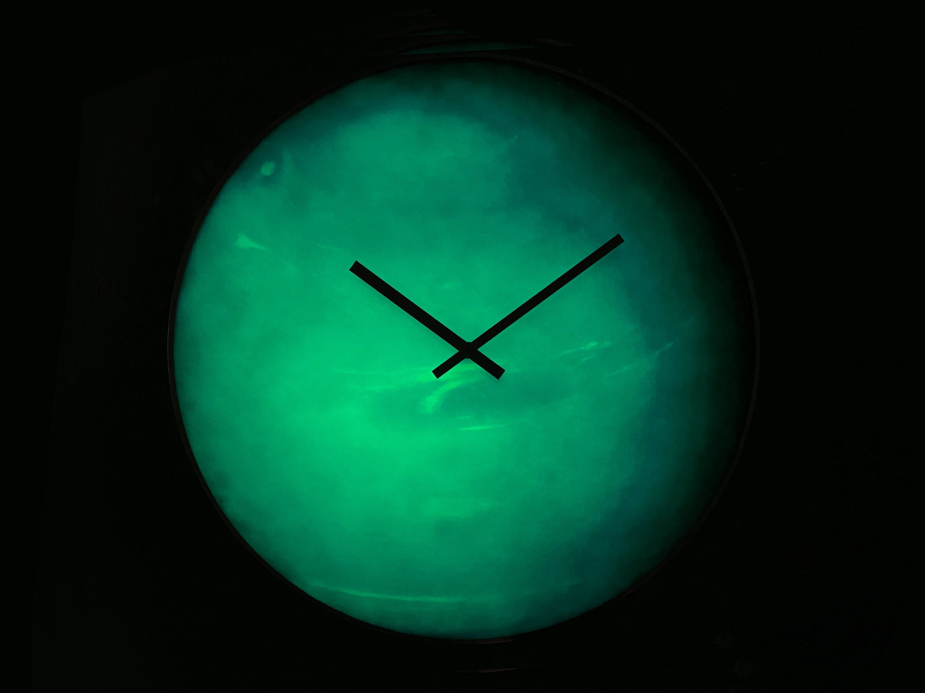 Horloge murale Neptune, horloge lumineuse Neptune, lueur dans le noir,  décor planétaire, horloge spatiale, signe Poissons, grande horloge murale,  horloge surdimensionnée -  France
