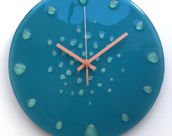 Reloj de pared que brilla en la oscuridad, reloj de vidrio reciclado de 25 cm, vidrio fundido, reloj artístico, decoración de pared, reloj de pared azul, reloj de pared náutico, arte fundido
