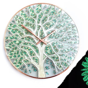 Weißer Baum und Blaßgrüne Blätter mit Kupferfarbenen Akzenten: Bemalte Glas Wanduhr
