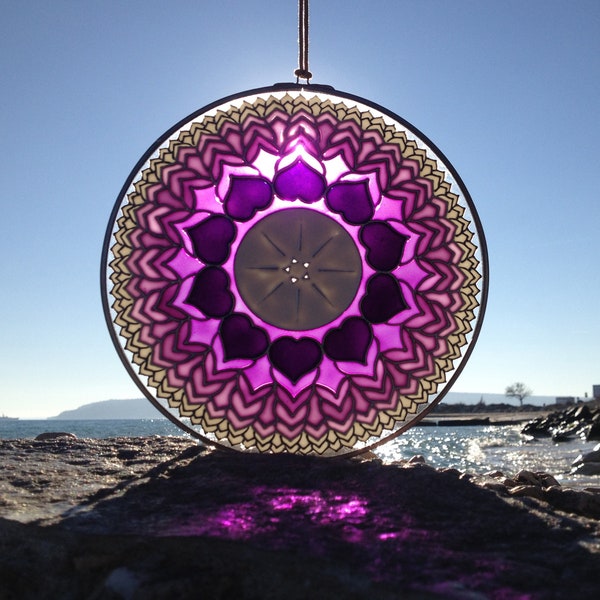 Chakra Suncatcher, Chakra Sahasrara, Cadeau de yoga, Décoration de yoga, Mandala coeur, Décor violet, Couleur améthyste, Art de méditation, Saint-Valentin