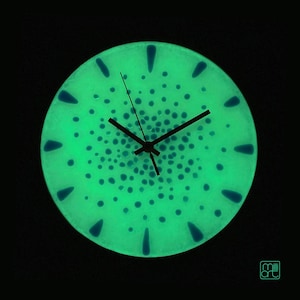 Wandklok van gesmolten glas: glow-in-the-Dark, eclectisch woondecor (10 inch)