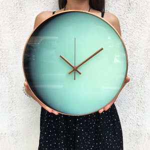 Horloge planète Uranus, horloge murale, phosphorescente, horloge surdimensionnée, décoration d'espace, horloge murale en verre, horloge inhabituelle, horloge élégante, grande horloge