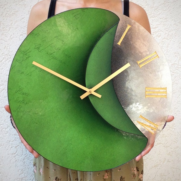 Horloge murale rustique, horloge surdimensionnée, grande horloge, horloge murale en verre, décor mural vert, horloge surréaliste, horloge unique, horloge d’art, intérieur moderne