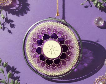 Glazen suncatcher-mandala met sahasrara-kruinchakra • Ontwerp voor yoga- en meditatiemuurdecoratie • Heilige geometrie, handgeschilderd op glas