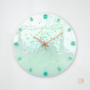 Wit gesmolten glazen wandklok: glow in the dark, minimalistische 10" handgemaakte klok