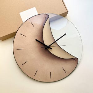 Reloj de pared surrealista de cristal beige: movimiento silencioso, relojes de pared inusuales