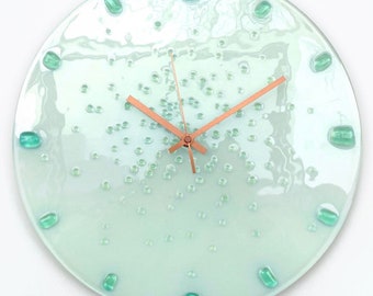 Vidrio fundido blanco, reloj de pared, reloj de pared blanco, reloj de vidrio de 10", reloj de pared de diseño minimalista, hecho a mano real, reloj de pared que brilla en la oscuridad