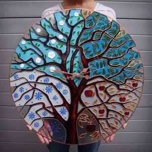 Grande horloge murale 24 po. peinte sur verre : symbole des quatre saisons et de l&#39;arbre de vie