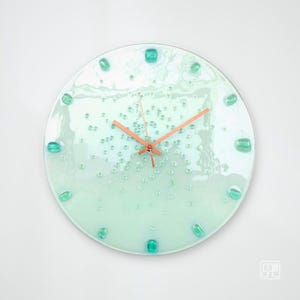 Wit gesmolten glazen wandklok: glow in the dark, minimalistische 10" handgemaakte klok