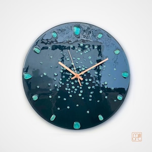 Donkergrijze minimalistische klok van gesmolten glas met turkooizen accenten – Glow-in-the-Dark-wanddecoratie