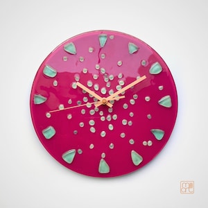 Klok van gesmolten gerecycled glas: magenta glow in the dark muurdecoratie