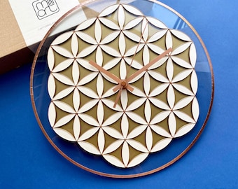 Reloj de pared de cristal con diseño de la Flor de la Vida pintado a mano: Geometría Sagrada en Blanco, Oro y Cobre.