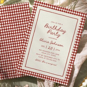 Può includere: Due inviti per feste di compleanno con un motivo a rombi rossi e bianchi. Un invito riporta il testo "Join us for a Birthday Party" e dettagli tra cui data, ora e luogo. Gli inviti sono su un piatto decorativo con della vegetazione.
