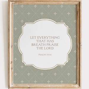 Può includere: Stampa incorniciata con il testo "LET EVERYTHING THAT HAS BREATH PRAISE THE LORD". Lo sfondo è verde chiaro con un motivo a croce. La cornice è marrone chiaro. La stampa è in una cornice decorativa.