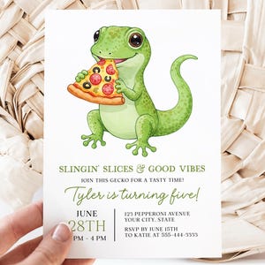 Könnte beinhalten: Eine Geburtstagseinladung mit einer Illustration eines grünen Geckos, der ein Stück Pizza hält. Der Text lautet "Slingin' Slices & Good Vibes" und "Tyler is turning five!" mit Datum, Uhrzeit und RSVP-Details. Die Einladung wird von einer Hand gehalten.