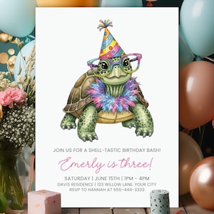 Puede incluir: Una invitación de cumpleaños con una tortuga de dibujos animados que lleva un gorro de fiesta, gafas y una boa colorida. El texto de la invitación dice "¡Únete a nuestra fiesta de cumpleaños genial! ¡Emerly cumple tres años!" con detalles del evento.