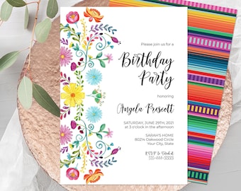 Puede incluir: Una invitación blanca con un borde floral colorido en el lado izquierdo. La invitación es para una fiesta de cumpleaños en honor a Angela Prescott. El texto de la invitación incluye la fecha, la hora y la ubicación de la fiesta. El fondo de la invitación es un patrón de rayas coloridas.