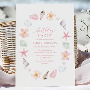 Puede incluir: Una tarjeta de invitación blanca con el texto "birthday PARTY" en escritura rosa, rodeada de ilustraciones de acuarela de conchas marinas, estrellas de mar y flores. La tarjeta incluye los detalles del evento para Amber Johnson.