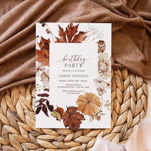 Herbst-Geburtstags-Party Einladung, Herbst-Blumen-Geburtstag einladen, Kürbis, gepresste Blumen, Herbstblätter, rustikale Töne DIY bearbeitbare Vorlage 234