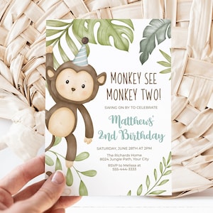 Può includere: Un invito di compleanno con una scimmia dei cartoni animati che indossa un cappello da festa e circondata da foglie verdi. Il testo recita "Monkey See Monkey Two!" e "Matthews 2nd Birthday".