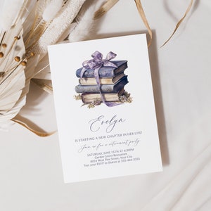 Puede incluir: Una tarjeta de invitación morada y blanca con una pila de libros atados con una cinta morada. El texto en la tarjeta dice "Evelyn está comenzando un nuevo capítulo en su vida! Únase a nosotros para una fiesta de jubilación. Sábado 15 de junio a las 6:30 pm. Garden Grove Restaurant. 8024 West Pine Street, Your City. Envíe su RSVP a Sharon al 555-444-3333."