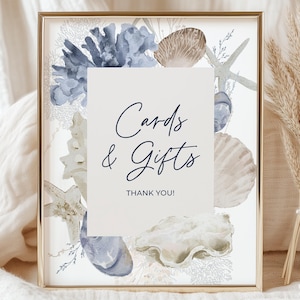 Letrero de tarjetas y regalos costeros, descarga instantánea, letrero de mesa de regalo con temática playera, decoración para despedida de soltera oceánica, conchas de coral, conchas marinas, color azul tostado 205