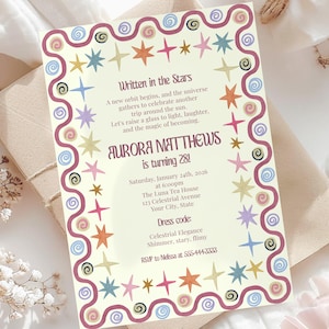 Op de afbeelding: Een verjaardagsuitnodiging met een crèmekleurige achtergrond en een decoratieve rand van sterren en krullen in verschillende kleuren. De uitnodiging luidt "Written in the Stars" en bevat evenementdetails voor Aurora Matthews' 28e verjaardag.