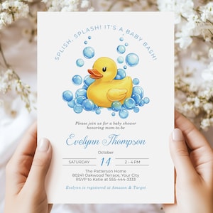 Puede incluir: Invitación a un baby shower con un patito de goma amarillo rodeado de burbujas azules. El texto dice "SPLISH, SPLASH! IT'S A BABY BASH!" e invita a los invitados a celebrar a Evelynn Thompson. Incluye detalles de fecha, hora y lugar.