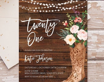 Puede incluir: Un fondo de madera rústico con una fuente de escritura blanca que dice "twenty one". Una bota vaquera marrón con flores rosas y blancas está en el lado derecho de la imagen. El texto "Please join us in celebrating Katie Johnson" está debajo de la fuente de escritura. La fecha y la hora del evento se enumeran debajo de eso.