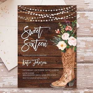 Peut inclure: Un fond en bois rustique avec une guirlande de lumières blanches, un arrangement floral et une botte de cow-boy marron. Le texte "Sweet Sixteen" est écrit en écriture blanche. L'invitation indique "Veuillez vous joindre à nous pour célébrer Katie Johnson, samedi 24 octobre, 18h00, chez Katie, 8024 Country Drive, Your City, State, RSVP à Susan au 555-444-3333."