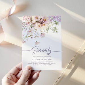 Mall för inbjudan till Wildflower Seventy-födelsedagsfest, inbjudan till 70-årsdag för kvinna i Cottagecore, rodnande rosa och lavendelblommor 393 bild 4