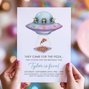 Peut inclure: Invitation d'anniversaire avec une illustration de soucoupe volante et d'extraterrestres au-dessus d'une pizza. Le texte dit : « Ils sont venus pour la pizza... Tylor a cinq ans ! » et comprend les détails de la fête.