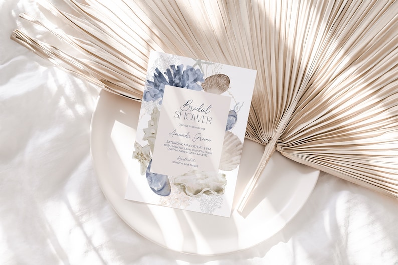 K&ouml;nnte beinhalten: Eine hellblaue und wei&szlig;e Einladung zur Brautparty mit einem Muschel- und Korallendesign. Die Einladung lautet "Bridal Shower" und "Amanda Greene".