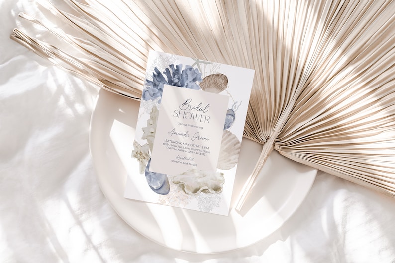 K&ouml;nnte beinhalten: Eine hellblaue und wei&szlig;e Einladung zur Brautparty mit einem Aquarell-Muschel-Design. Die Einladung lautet "Bridal Shower" und "Amanda Greene".