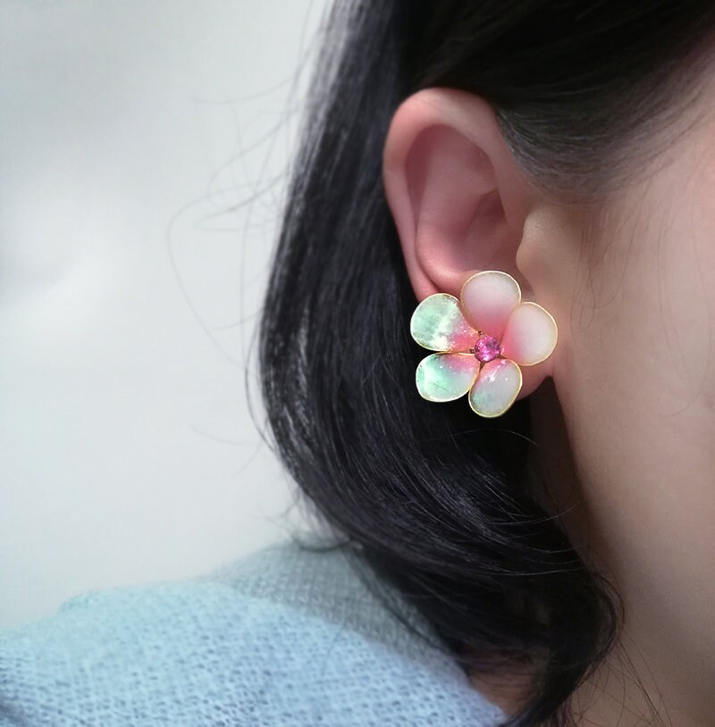 Plum blossom earrings  ，Plum blossom  earrings stud， cherry Clip Earrings ，sakura Ear Clips，bridal pink flower studs， gifts