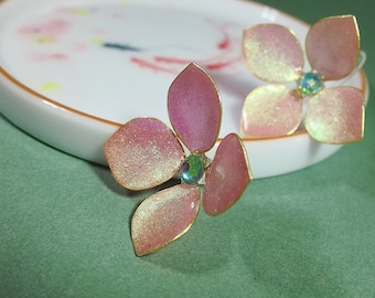 Pendientes con forma de flor de hortensia rosa, pétalos de resina y cierre de plata 925.