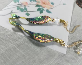 Pendientes iridiscentes con forma de pez koi, clips asimétricos de resina para las orejas.