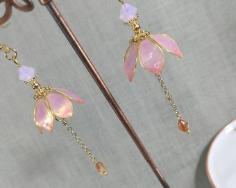 Pendientes colgantes de pétalos de flores de color lila claro, cristal Swarovski, clips de resina para las orejas.