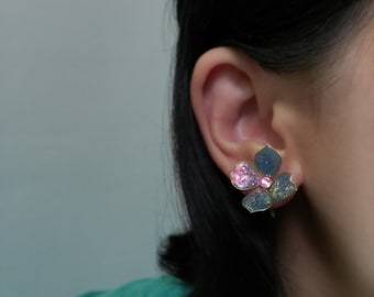Pendientes de botón de hortensia azul, flor de resina con purpurina, efecto ópalo.