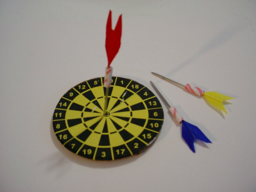 Mini Dart Board With Darts Play Scale for Fashion Dolls Action Figures