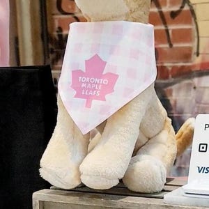 Pañuelo a cuadros rosa con diseño de hoja de arce Sparkle TML de Jumping Jake Dog Co.