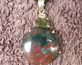 Colgante de plata de ley con piedra de sangre