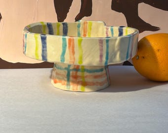 Piatto con piedistallo in ceramica "Plaid" di Peggi Kroll Roberts, 15 x 15 x 7,5 cm, in terracotta, con smalti atossici.