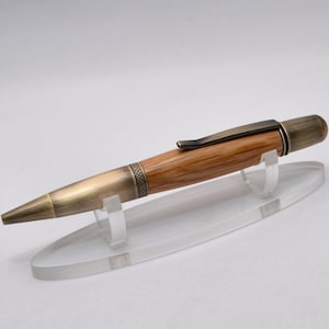 Penna a torsione realizzata a mano con autentico legno di botte di whisky Johnnie Walker. immagine 8
