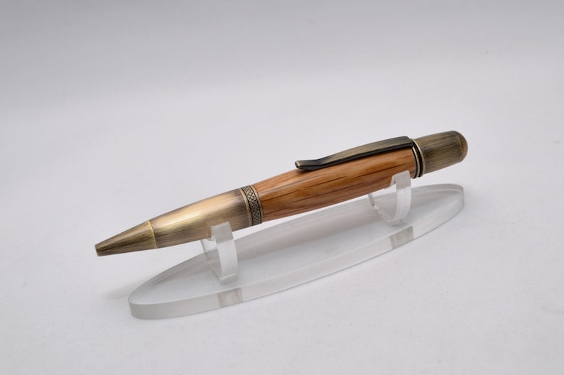 Penna a torsione realizzata a mano con autentico legno di botte di whisky Johnnie Walker. immagine 8