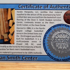 Penna realizzata con il materiale del campo da basket del Dean Smith Center dell'Università del North Carolina. immagine 3