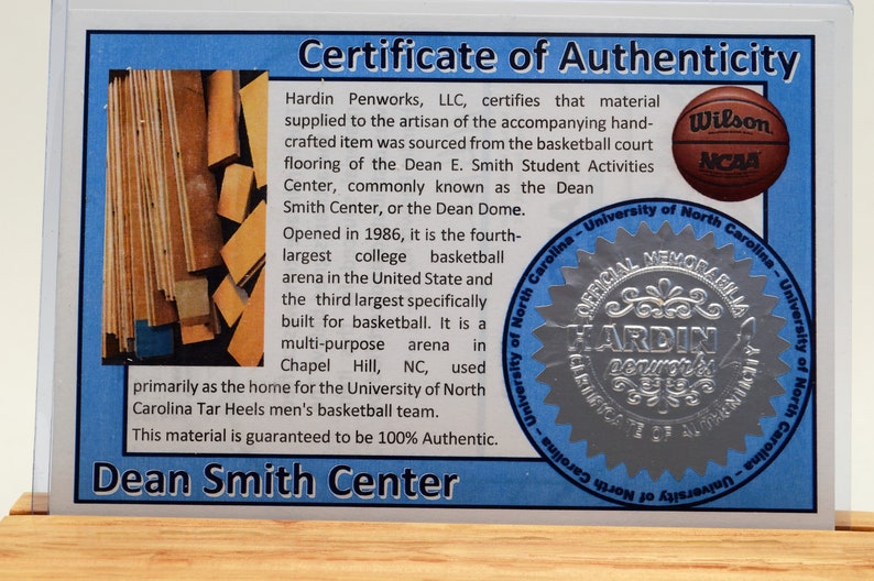 Penna realizzata con il materiale del campo da basket del Dean Smith Center dell'Università del North Carolina. immagine 3