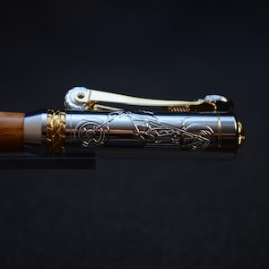 Stylo de moto fabriqué avec du chêne de baril de whisky à partir d'un baril de whisky usagé